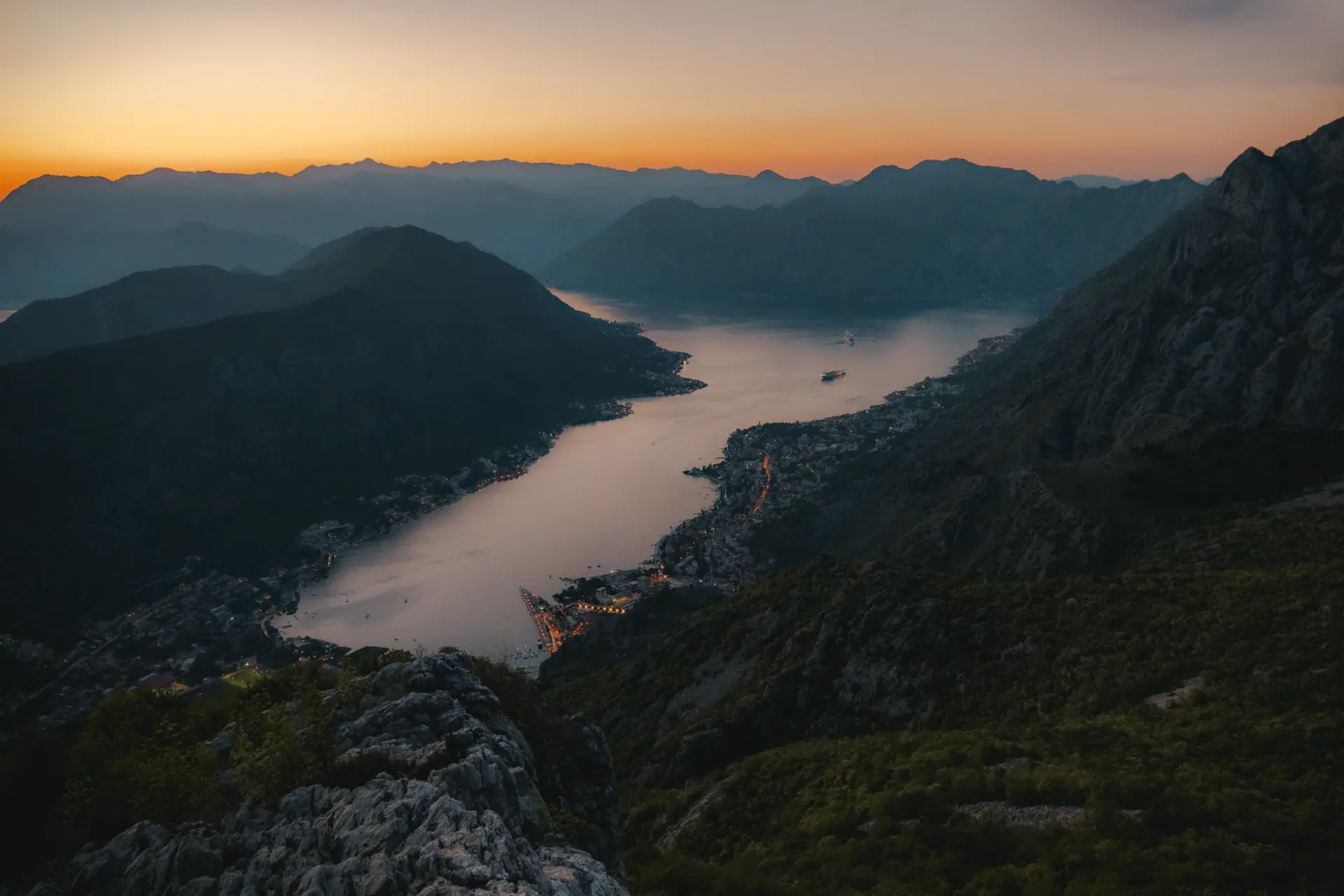 Zatoka Kotor o zachodzie słońca